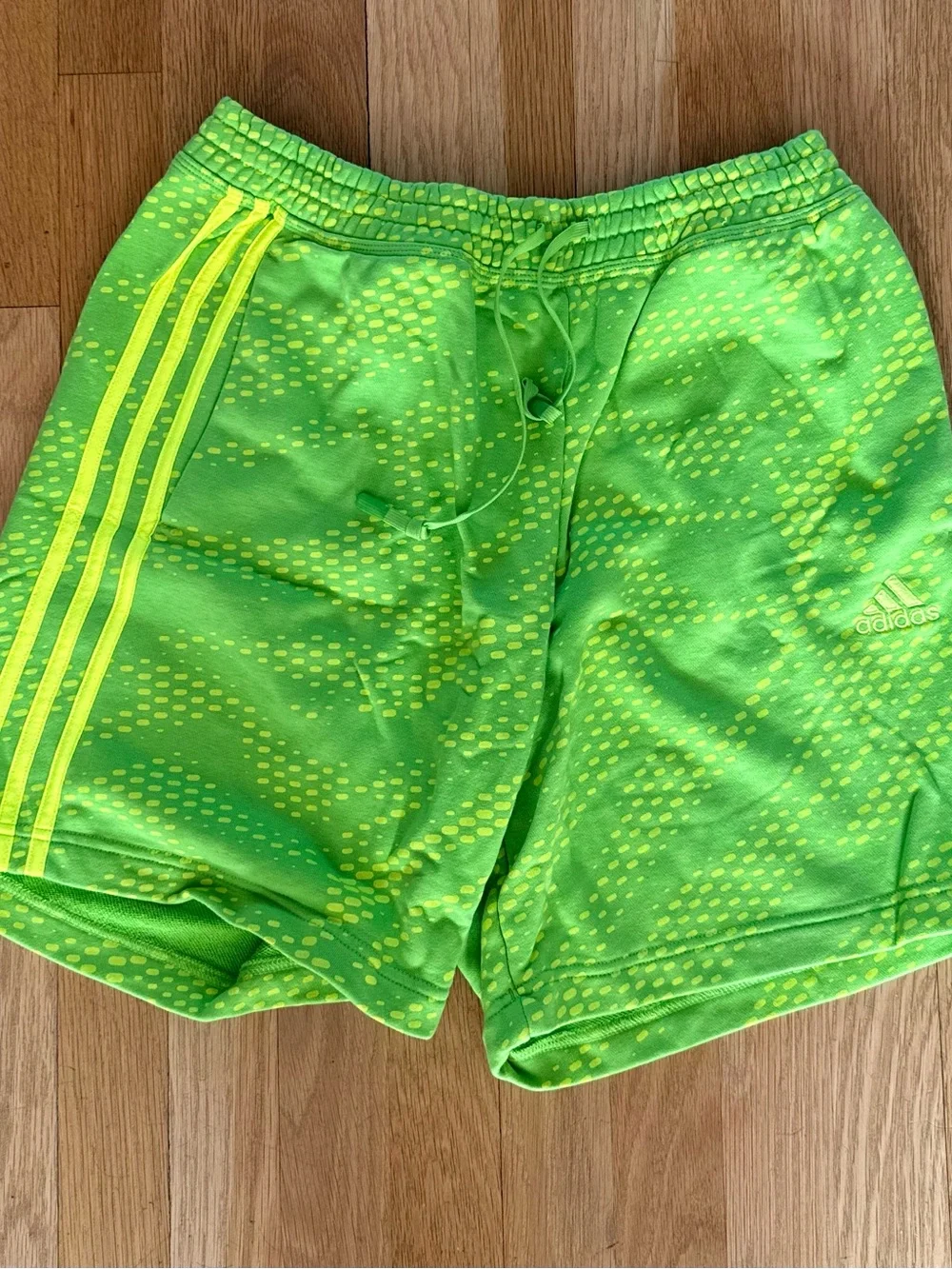 Adidas All SZN Green Graphic Sweat Shorts – Men’s Medium